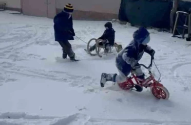 Bin 430 rakımlı köyde kar tatili yapan çocukların kızak keyfi 