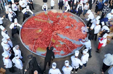 Bin 930 kiloluk dev sucuklu yumurta yaparak dünya rekoru kırdılar 