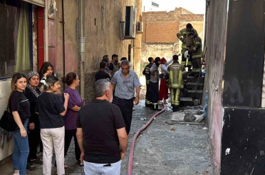 Bina girişindeki odunluk alev aldı 