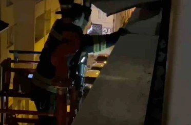Binadan sarkan metal parça için itfaiyeden gece operasyonu 