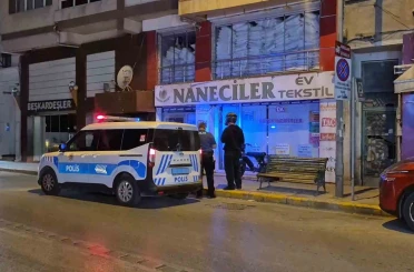 Binanın camını kıran şüpheliyi çevre esnafı yakaladı 
