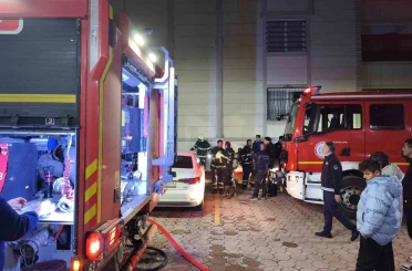 Binanın girişinde çıkan yangın korkuttu 
