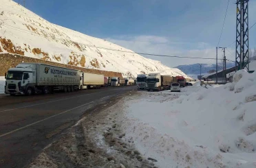 Bingöl-Erzurum kara yolu ağır tonajlı araç trafiğine kapatıldı: Kilometrelerce kuyruk oluştu 