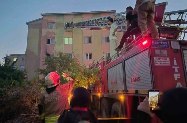 Bingöl’de 16 dairelik bina alevlere teslim oldu: Mahsur kalanları itfaiye merdivenle kurtardı 