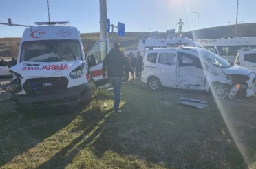 Bingöl’de ambulans ile hafif ticari araç çarpıştı: 5 yaralı 