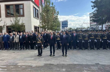 Bingöl’de Cumhuriyet’in 102. yılı kutlamaları çelenk sunumuyla başladı 