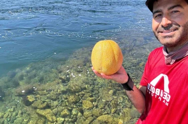 Bingöl’de doğa tutkunundan su altında meyve keyfi 