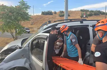 Bingöl’de hafif ticari araç aydınlatma direğine çarptı: 1 yaralı
