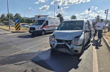 Bingölde iki hafif ticari araç çarpıştı: 2 yaralı 