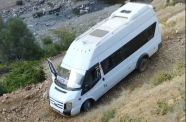 Bingöl’de kontrolden çıkan minibüs şarampole girdi: 7 yaralı