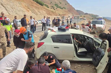 Bingöl’de otomobil yoldan çıktı: 3 yaralı 