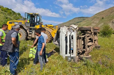 Bingöl’de su tankeri devrildi: 2 yaralı 