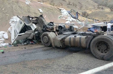 Bingöl’de tır devrildi: 1 yaralı 