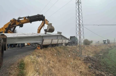 Bingöl’de virajı alamayan tır yan yattı 