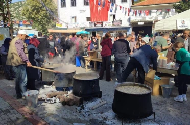 Binlerce kişi dumanı üstünde tarhana çorbasında buluştu
