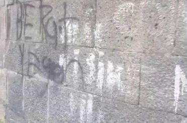 Binlerce yıllık surlara gelişigüzel yazılar yazdılar 