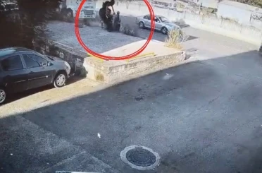 Bir adımla hayata tutundu, motosikletli duvara çarparak can verdi 