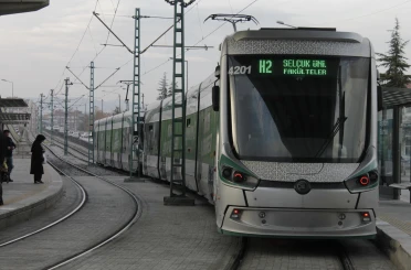 Bir kişi tramvay yoluna düştü