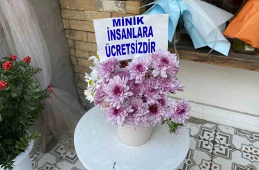 Bir saksıya ayırdığı çiçekleri küçük çocuklar için ücretsiz yaptı 