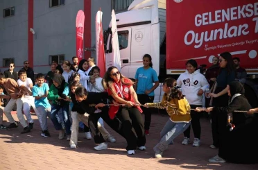 Bir tır dolusu mutluluk Manisa’ya geliyor 