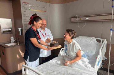 Bir yıl yutma mücadelesi veren doktor, doğum günü pastasını yutabilmenin mutluluğunu yaşadı 