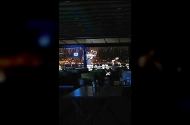 Birbirini tanımayan şahısların bıçaklı ve koltuklu kavgası kameraya yansıdı 