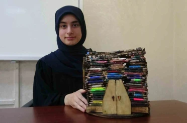 Biriktirdiği küçük kalemlerden minyatür ev yaptı 