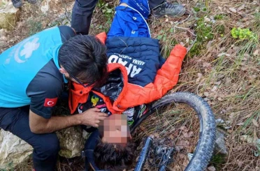 Bisiklet sürücüsü 10 metrelik şarampole yuvarlandı 