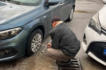 Bisikletli magandalar sürücülerin kabusu oldu: Araçların lastiklerini kesip tuvalete zarar verdiler 