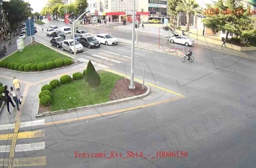 Bisikletliye yaya geçidinde otomobil çarptı: O anlar KGYS’ye yansıdı 