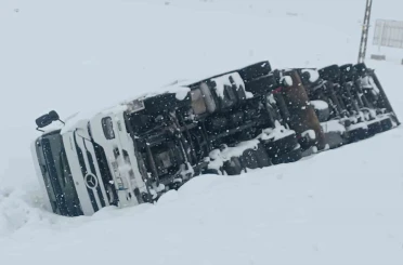 Bitlis-Tatvan yolunda maddi hasarlı tır kazası 