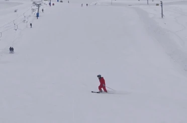 Bitlisli çocuklar tatilde kayak merkezine akın etti 