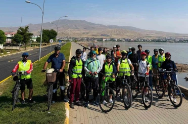 Bitlis’te 30 bisikletli 90 kilometre pedal çevirip Ahlat’ın tarihi mirasını ziyaret etti 