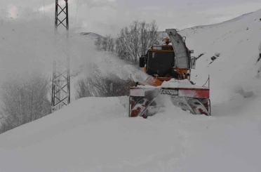 Bitlis’te 6,5 metrelik kar yağışına rağmen 20 bin kilometre yol açıldı 
