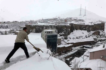 Bitlis’te çatılarda kar küreme seferberliği 