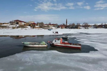 Bitlis’te donan göller erken ısınmayla çözülmeye başladı 