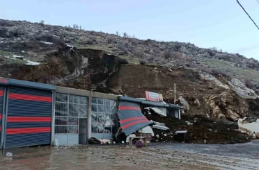 Bitlis’te heyelan: Sanayi sitesindeki dükkan toprak yığını altında kaldı 