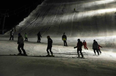 Bitlis’te iftar sonrası kayak keyfi 