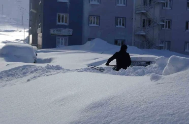 Bitlis’te kar altında kalan araçlar güçlükle bulundu 
