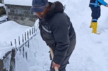 Bitlis’te kar temizliği türkü ile renklendi 