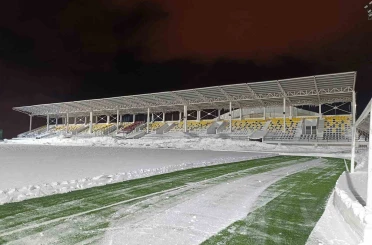 Bitlis’te karla kaplı stat temizlendi 