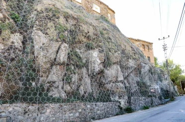 Bitlis’te kaya düşmelerine karşı çelik ağlı güvenlik önlemi 