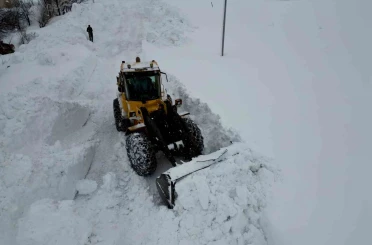 Bitlis’te köy yollarında karla mücadele çalışması 