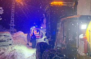 Bitlis’te rahatsızlanan vatandaş zorlu şartlarda hastaneye ulaştırıldı 