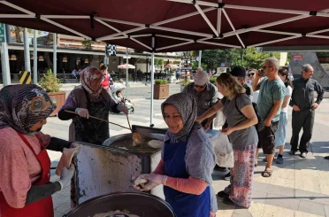 Bitmeyen depremlere karşı halk lokma döktürdü 
