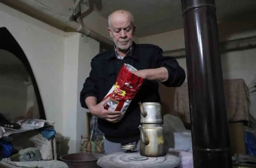 Bodrum katında 15 yıldır hayata tutunmaya çalışıyor 