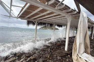 Bodrum sahili savaş alanına döndü: "Fırtına işletmeleri yerle bir etti" 