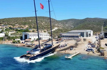 Bodrum’da 978 milyon liralık dev yelkenli suya indirildi 