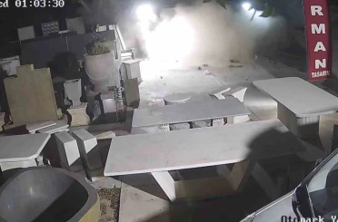 Bodrum’da düğün salonuna dalan otomobilin kaza anı güvenlik kamerasına yansıdı 