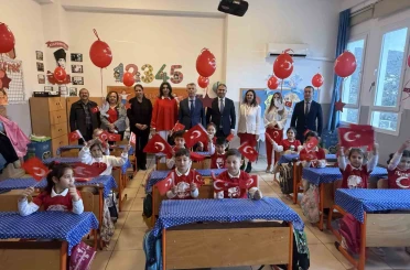 Bodrum’da öğrenciler kırmızı beyaz ay yıldızlı kıyafetlerle eğitime başladı 